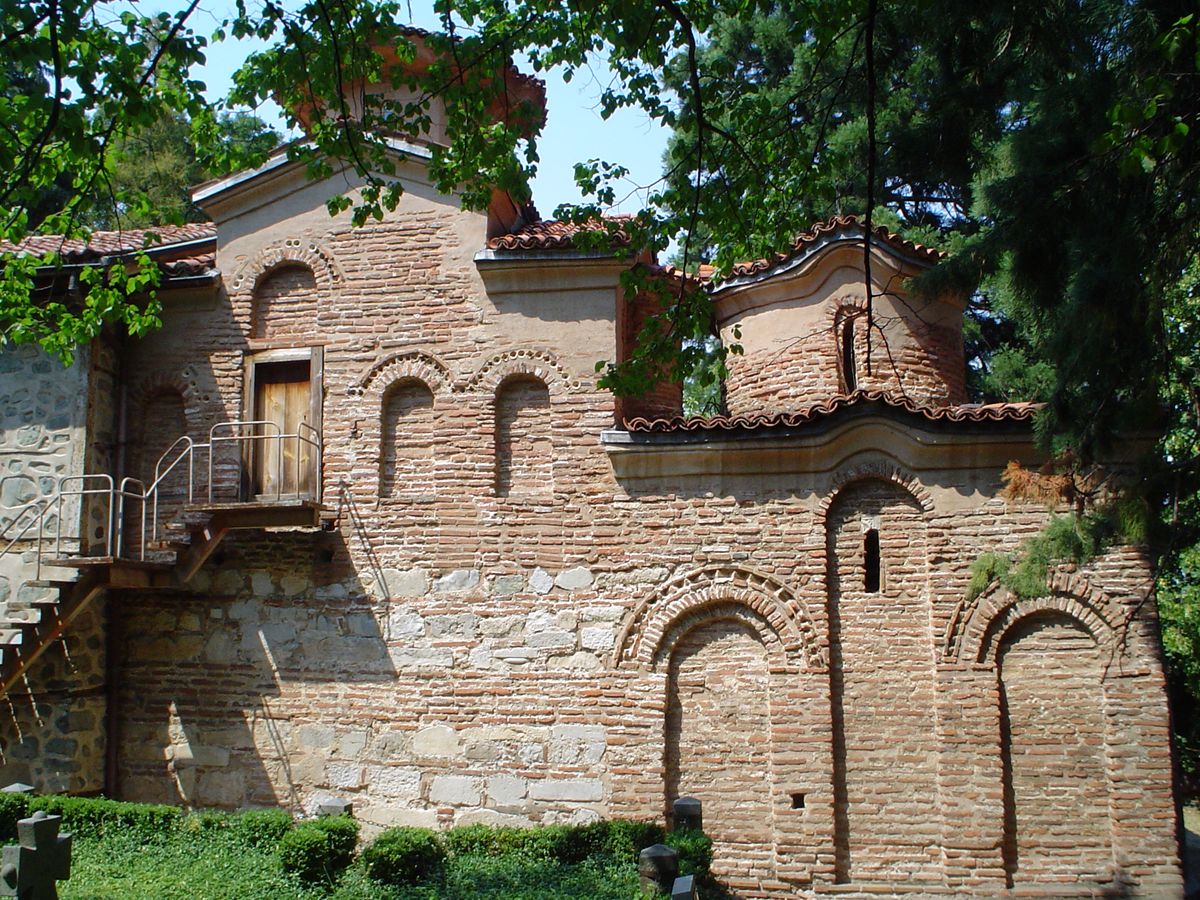 Die kleine mittelalterliche Bojana-Kirche zwischen Bäumen