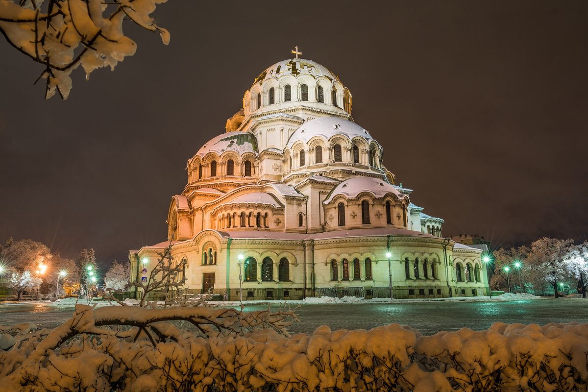 Die verschneite Alexander-Newski-Kathedrale in Sofia bei Nacht
