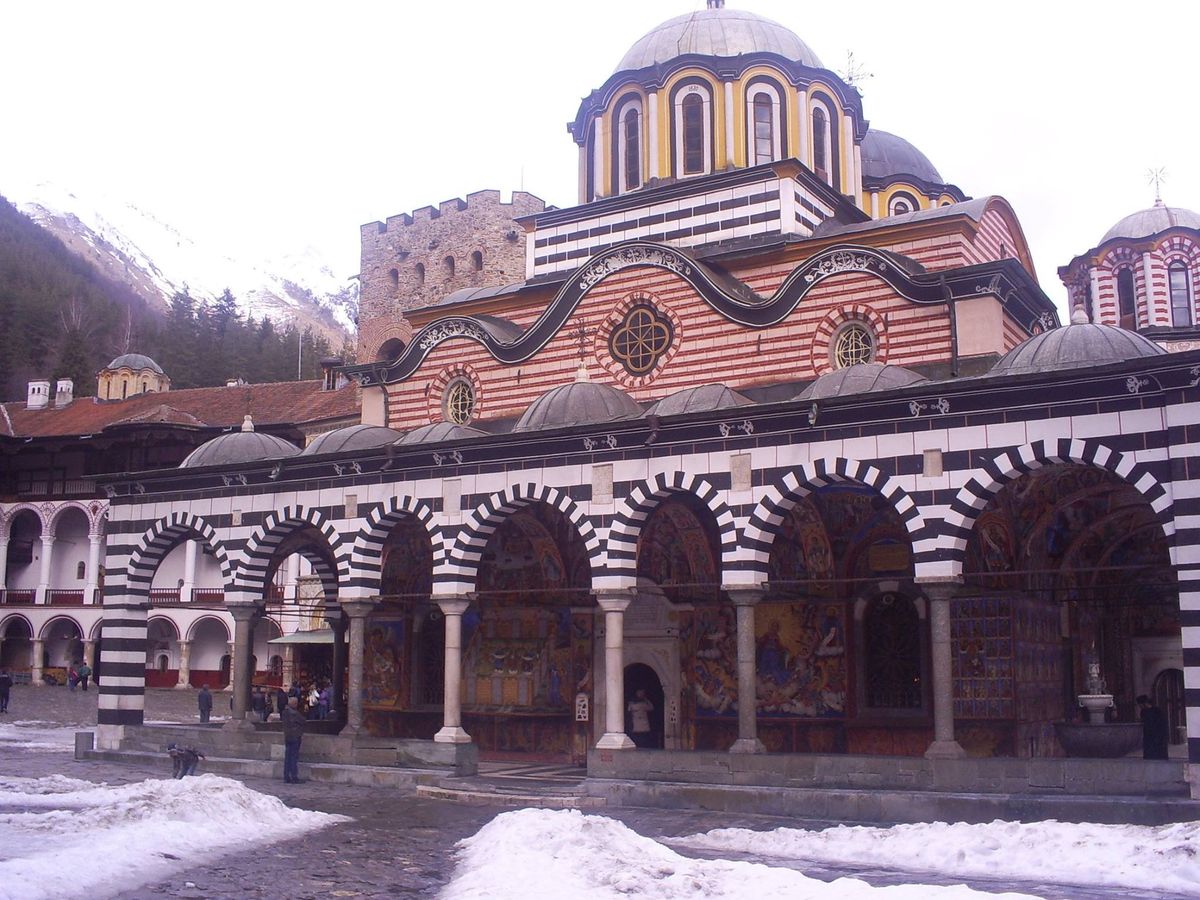 Das Rila-Kloster mit verschneiten Bergen im Hintergrund