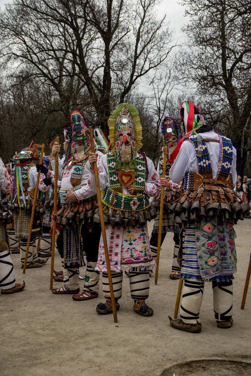 Kukeri in Fellkostümen und großen Masken beim Surva-Festival in Pernik