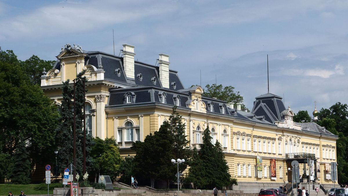 Der ehemalige Zarenpalast mit der Nationalgalerie am Platz Knjas Alexander I. in Sofia