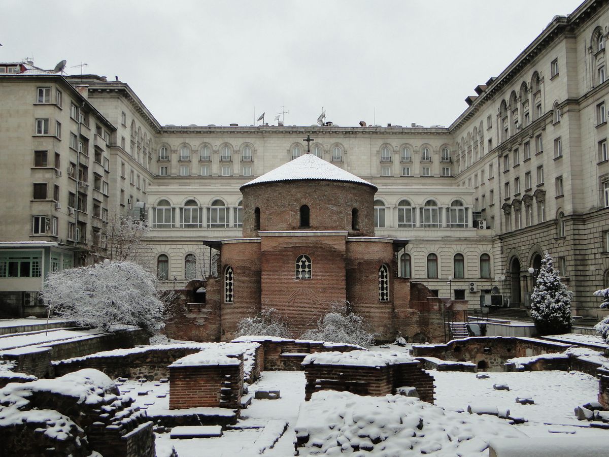 Die Rotunde Sweti Georgi aus rotem Backstein im Schnee