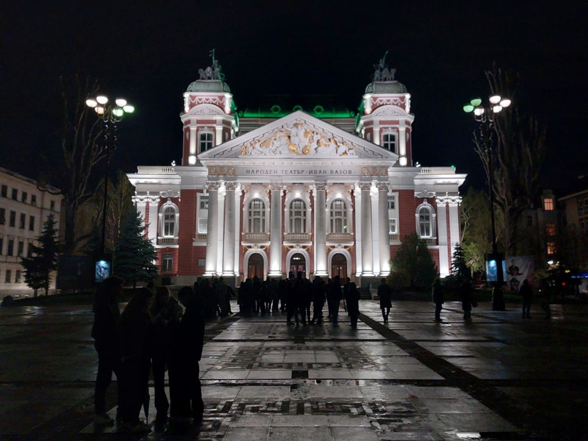 Das beleuchtete Nationaltheater Iwan Wasow in Sofia bei Nacht
