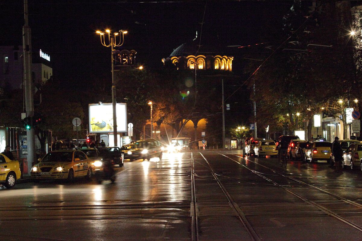 Boulevard Witoscha in Sofia bei Nacht mit beleuchteten Geschäften